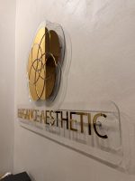 Рекламна табела за студио за красота, изработка на фирмено лого за декорция на стена в студио на рецепция