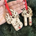 Персонализирана коледна играчка за елха с име и буква – еленова глава - Image 5